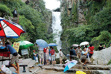 連云港漁灣風(fēng)景區(qū) 飛瀑流泉引客來，自然勝境展新顏